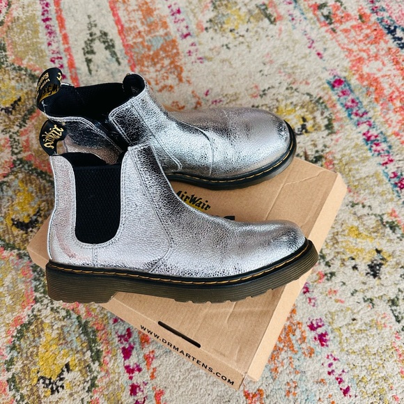Silver metallic Dr. Martens Chelsea boots - Picture 1 of 3